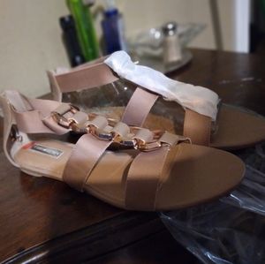 Ladies Size 9 Halston sandals.never been worn.new in box.